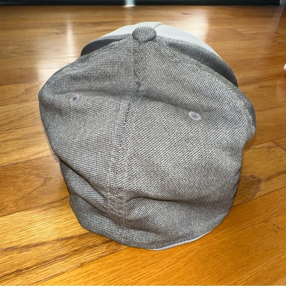 Travis Mathew Hat Yupoong Flex Fit Gray White Golf Cap Embroidered Logo L/XL - Picture 4 of 7